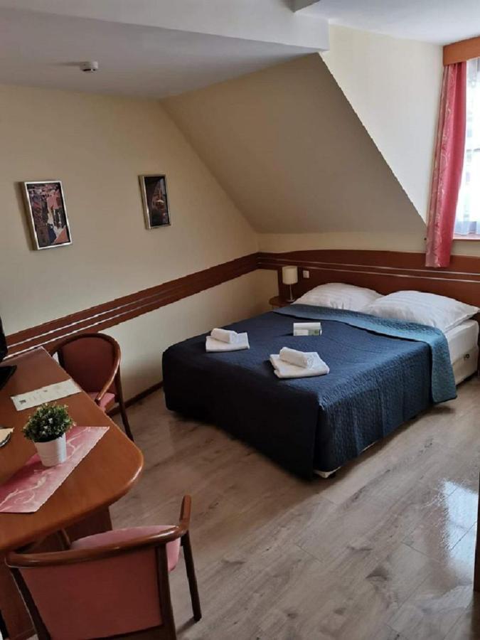 Bed and Breakfast Erhardt Panzio Шопрон Экстерьер фото