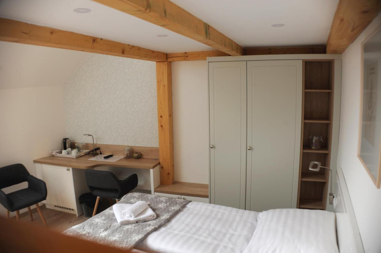 Bed and Breakfast Erhardt Panzio Шопрон Экстерьер фото